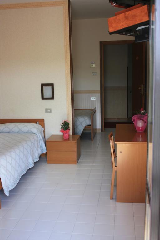 Hotel Ristorante La Bilancia Loreto Aprutino Habitación foto